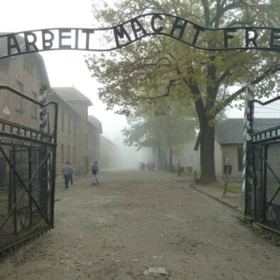 Il cancello di entrata del campo di concentramento di Auschwitz