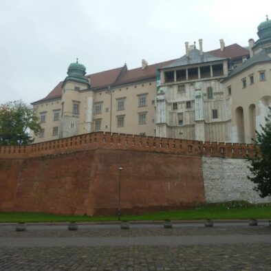 Il Castello di Wavel (Zamek Królewski na Wawelu), costruito tra il XI ed il XVII secolo, che si mostra alla fine dell’elegante Strada Reale (Droga Królewska); dal 2012, ospita il celebre dipinto di Leonardo da Vinci “la Dama con l’Ermellino”