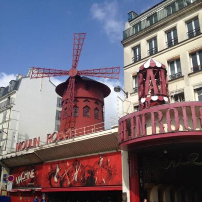 Il Moulin Rouge a Pigalle, inaugurato nel 1891