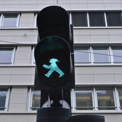 L’ Ampelmännchen (“omino del semaforo”), uno dei simboli della città