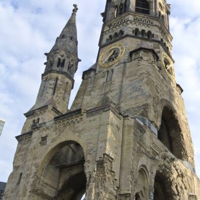 La Kaiser-Wilhelm-Gedächtniskirche, costruita tra il 1891 ed il 1895, fu gravemente danneggiata in un bombardamento durante il secondo conflitto mondiale. L’edificio originario non è più stato ricostruito, ma è stato affiancato da architetture moderne erette tra il 1959 e il 1963