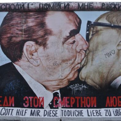 Il bacio tra Leonid Brežnev e Erich Honecker nella East Side Gallery