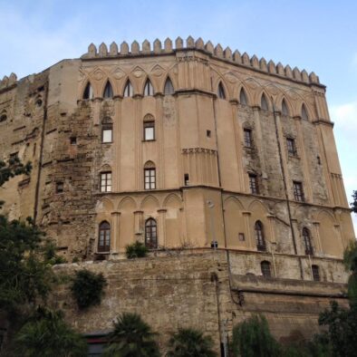 Il Palazzo dei Normanni, il cui primo nucleo fu edificato nel 1072: è attualmente sede dell’Assemblea Regionale Siciliana