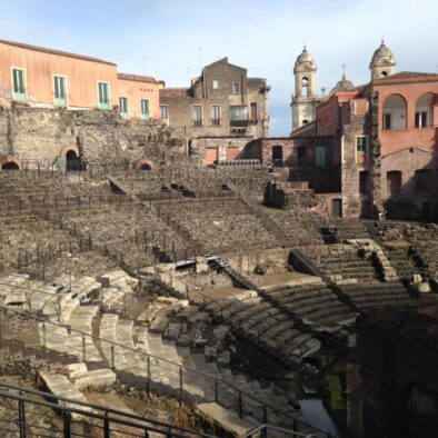 Il Teatro Romano, l suo aspetto attuale risale all’età romana (II sec d.C.)