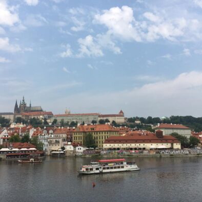 Il Castello di Praga (Pražský hrad) visto dal Ponte Carlo (Karlův most): la sua costruzione iniziò nell’870