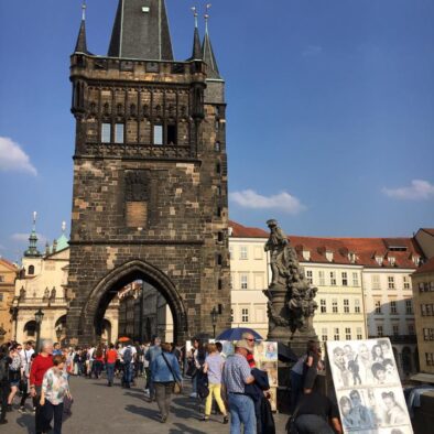 La Torre del Ponte della Città Vecchia (Staroměstská mostecká věž), costruita a metà del XIV secolo