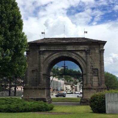 L’Arco d’Augusto, edificato nel 25 a.C.