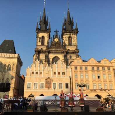 La Cattedrale di Santa Maria di Týn (Chrám Matky Boží před Týnem), costruita tra la metà del XIV secolo e l’inizio del XVI secolo e situata presso la Piazza della Città Vecchia (Staroměstské náměstí)