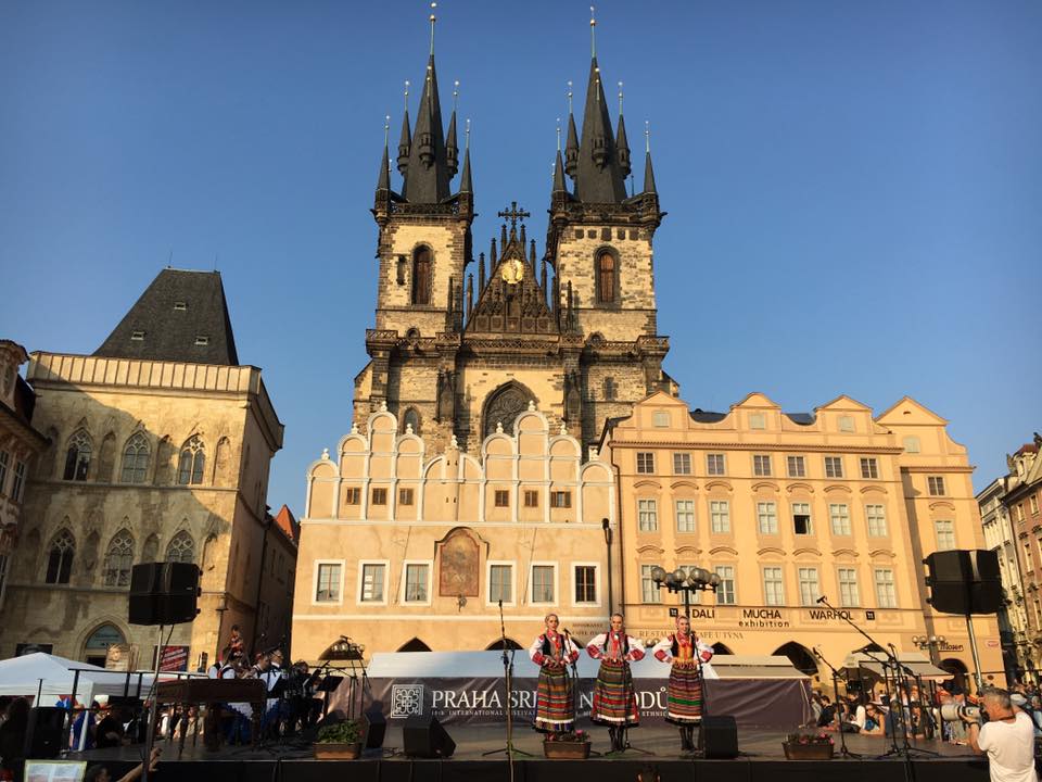 位于老城广场 (Staroměstské náměstí）的泰恩教堂 (Kostel Matky Boží před Týnem)