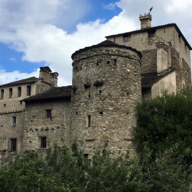 Il castello medievale Sarriod de La Tour, costruito tra il X ed il XII secolo