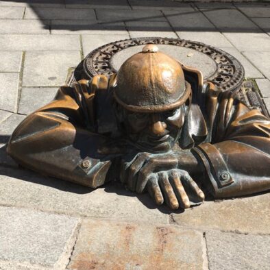 La Statua di Cumil, istallata nel 1997 nel centro storico di Bratislava
