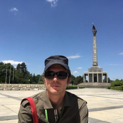 Al Memoriale Slavín di Bratislava, monumento commemorativo nonché cimitero per i soldati dell’Armata Rossa che caddero per liberare la città di Bratislava dalle truppe della Germania nazista: fu aperto il 3 aprile 1960, in occasione del 15º anniversario della liberazione della città.
