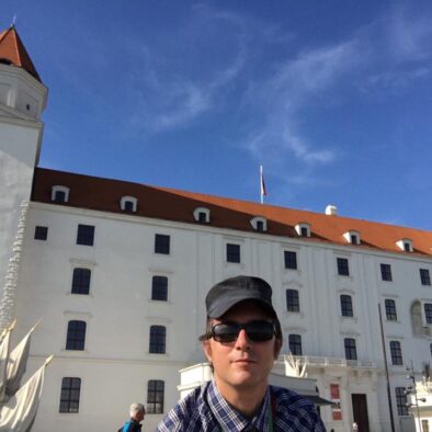 Davanti al Castello di Bratislava (Bratislavský hrad), ricostruito nel 1953 in luogo dell’originale edificato nel X secolo e distrutto da un incendio nel 1811