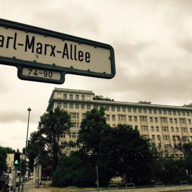 Karl-Marx-Allee, caratterizzata da edifici eretti durante gli anni cinquanta del XX secolo: la sua precedente denominazione, dal 1949 al 1961, fu “Stalinallee”