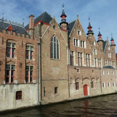 A passeggio lungo i canali e nel centro storico di Bruges, inserito nella lista del Patrimonio dell’Umanità dall’UNESCO