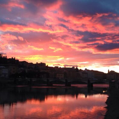 Fiammeggiante tramonto sul Lungarno