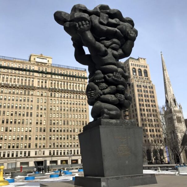La statua “Government of the People” di Jacques Lipchitz, eretta nel 1976 in commemorazione del duecentesimo anniversario della Dichiarazione di Indipendenza