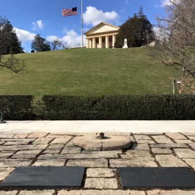 La tomba di John Fitzgerald Kennedy e della sposa Jacqueline Kennedy al Cimitero Nazionale di Arlington