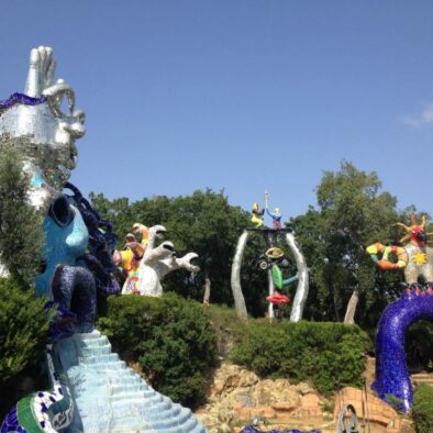 Il Giardino dei Tarocchi, parco artistico situato nel comune di Capalbio e ideato dall’artista franco-statunitense Niki de Saint Phalle: la sua costruzione iniziò nel 1979 e terminò nel 1996