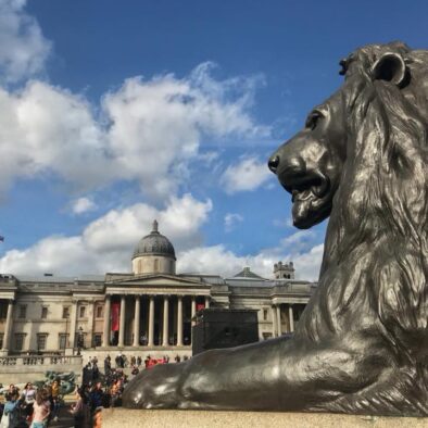 Uno dei quattro leoni bronzei scolpiti da Sir Edwin Landseer a Trafalgar Square