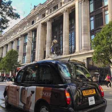 “Black cab” londinese davanti ai grandi magazzini Selfridge’s
