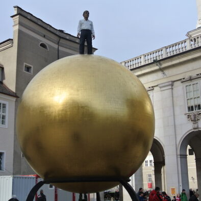 La scultura Sphaera (2007) in Kapitelplatz