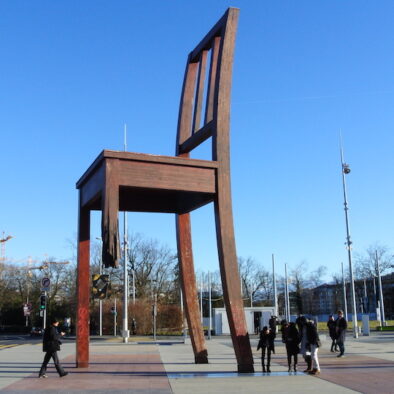 La sedia a tre gambe nella Place des Nations di Ginevra (Canton Ginevra), costruita nel 1997 in ricordo delle vittime delle mine antiuomo