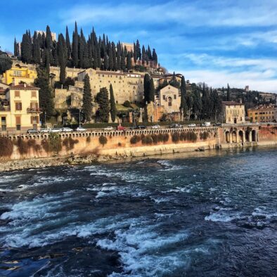 从石桥 (Ponte di Pietra) 观赏维罗纳的美景