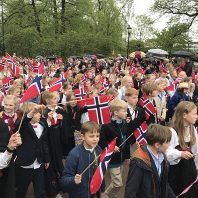 La grande parata dei bambini davanti al Palazzo Reale nel giorno della festa nazionale norvegese, il 17 maggio