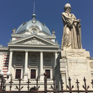 Il Coltea Hospital, del 1880, e la statua del suo fondatore, Mihai Cantacuzino