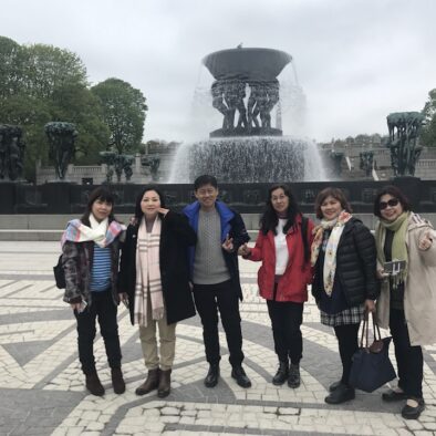 Foto di gruppo al Vigeland Park, un’area del Frogenparken dedicata alle sculture dell’artista norvegese Gustav Vigeland.