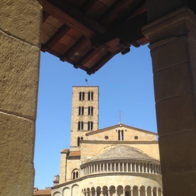 L’esterno dell’abside e del campanile della Chiesa di Santa Maria della Pieve (XIII secolo)