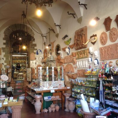 Il negozio di terrecotte Areté in Piazza Vasari