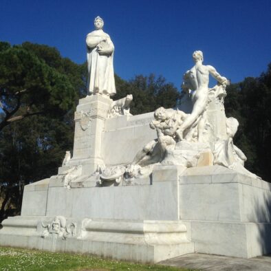 Il monumento a Francesco Petrarca (inaugurato nel 1928) al Prato