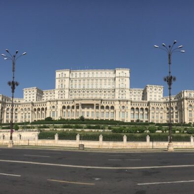 Palazzo del Parlamento (Palatul Parlamentului) di Bucarest, la cui costruzione iniziò nel 1983: alla morte di Nicolae Ceaușescu nel 1989, il progetto era quasi completato.