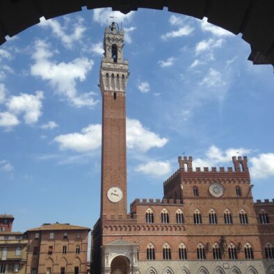 La Torre del Mangia (completata nel 1348) e il Palazzo Pubblico (fatto costruire approssimativamente tra il 1297 e il 1310)