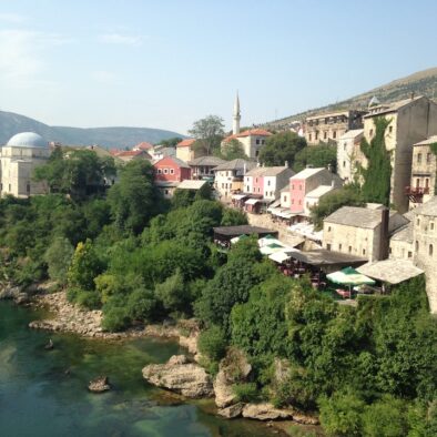 A passeggio per il centro storico di Mostar, dichiarato Patrimonio dell’Umanità dall’UNESCO