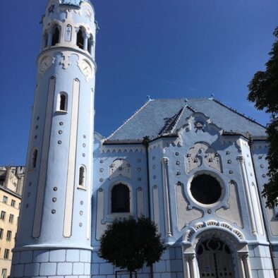 La chiesa di Santa Elisabetta (Kostol svätej Alžbety), conosciuta come chiesa Blu (Modrý kostolík), costruita dal 1909 al 1913