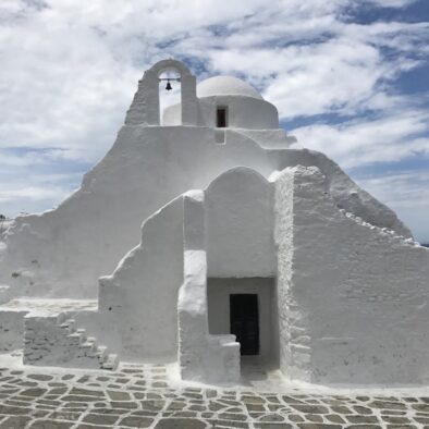 La chiesa di Panagia Paraportiani (Ναός Παναγίας Παραπορτιανής), la cui costruzione iniziò nel 1475