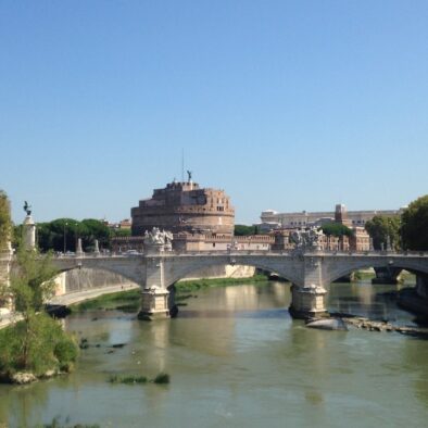 Il Ponte Vittorio (inaugurato nel 1911) e, sullo sfondo, Castel Sant’Angelo