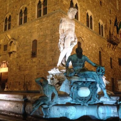 La Fontana del Nettuno, detta anche “il Biancone“, si trova in Piazza della Signoria ed è stata costruita tra il 1560 e il 1565
