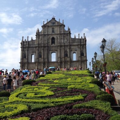 Le Rovine della Chiesa di San Paolo (Ruínas de São Paulo, 大三 巴 牌坊), resti di un complesso eretto tra il XVI ed il XVII secolo e distrutto nel 1835 da un tifone e da un incendio