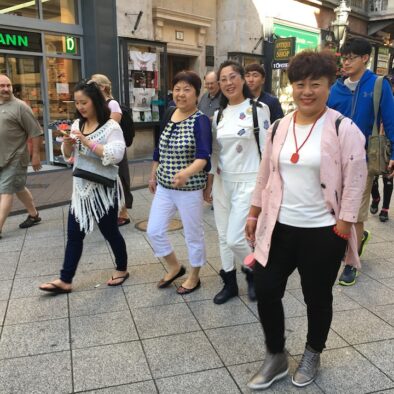 在瓦茨街 (Váci Utca) 散步
