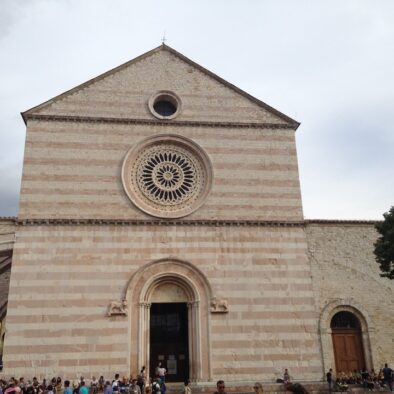 阿西西(Assisi) 的圣嘉勒圣殿 (Basilica di Santa Chiara)