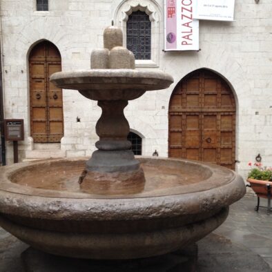 古比奥(Gubbio) 的疯子喷泉