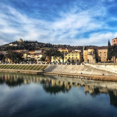 从石桥 (Ponte di Pietra) 观赏维罗纳的美景