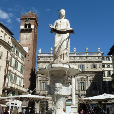 百草广场 (Piazza delle Erbe）