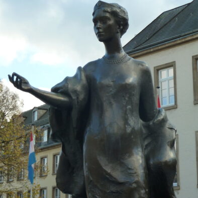 La Statua della Grande Duchessa Carlotta (Statue de la Grande Duchesse Charlotte) in Piazza Clairefontaine, inaugurata nel 1990