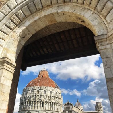 Ingresso in Piazza dei Miracoli da Porta Nuova, aperta nelle preesistenti mura medioevali nel 1562