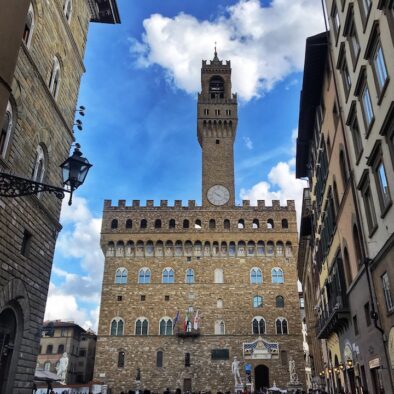 Il Palazzo della Signoria, meglio noto come Palazzo Vecchio, commissionato nel 1299 ad Arnolfo di Cambio